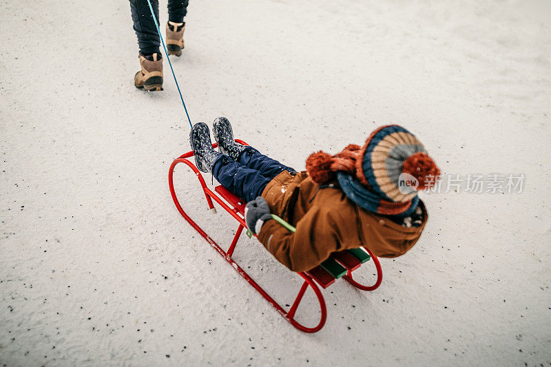 孩子玩雪橇