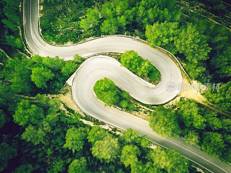 鸟瞰图的两车道蜿蜒的道路在森林