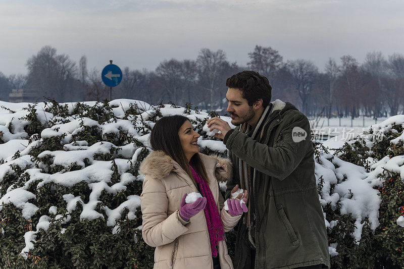 在雪公园户外玩耍的夫妇