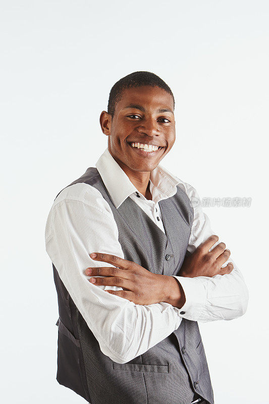 年轻英俊的非洲裔美国人穿着半正式的衣服，自信地微笑着