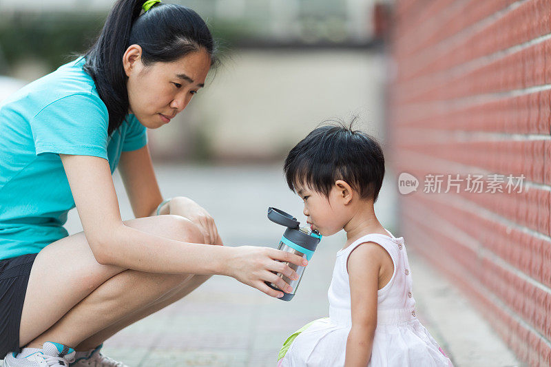 母亲喂婴儿喝水