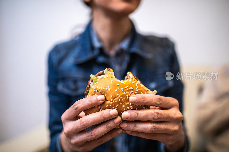 不认识的女人拿着汉堡