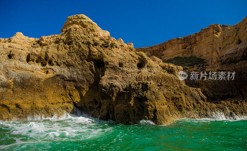 海滩和岩石在葡萄牙阿尔沃在夏末太阳的海景图像