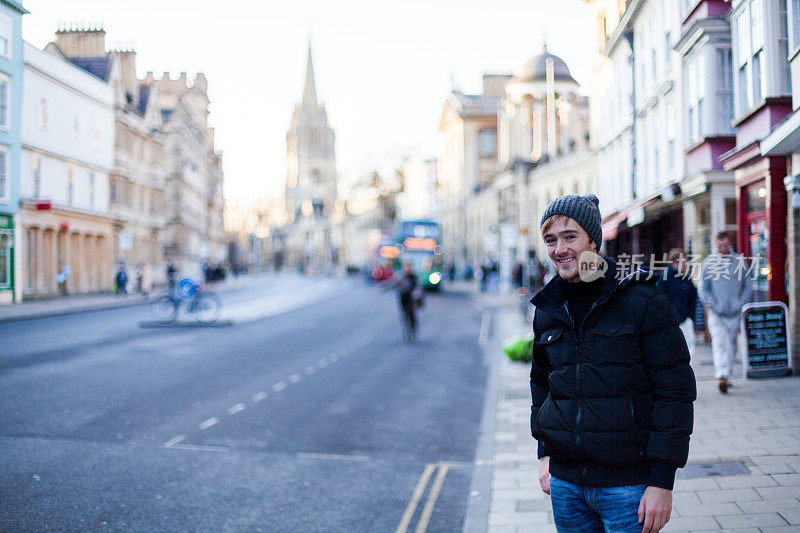 快乐的年轻学生在牛津，英国