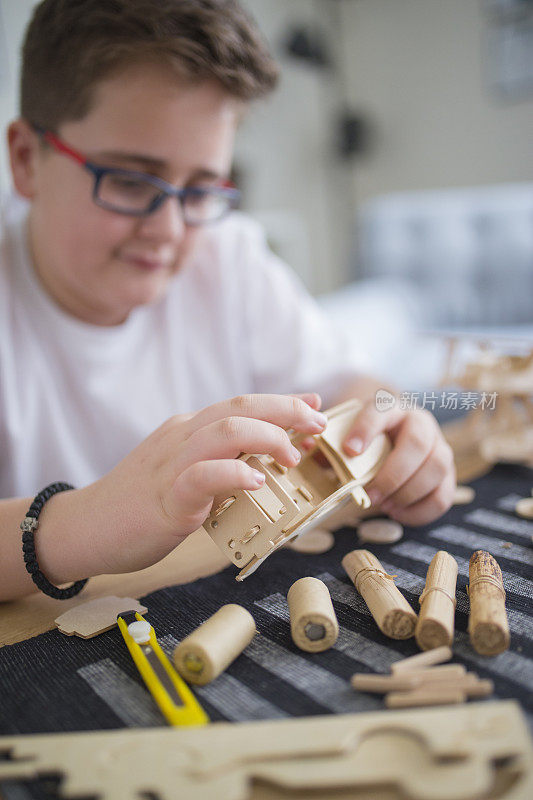 男孩制作玩具