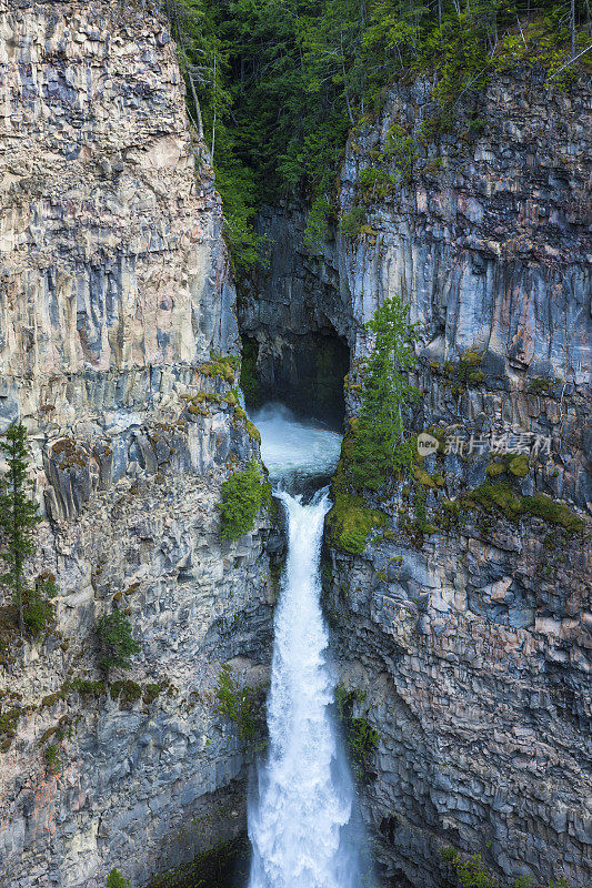 位于加拿大不列颠哥伦比亚省落基山脉的威尔斯格雷省公园的斯帕瓦特河瀑布
