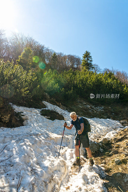 老年人登山