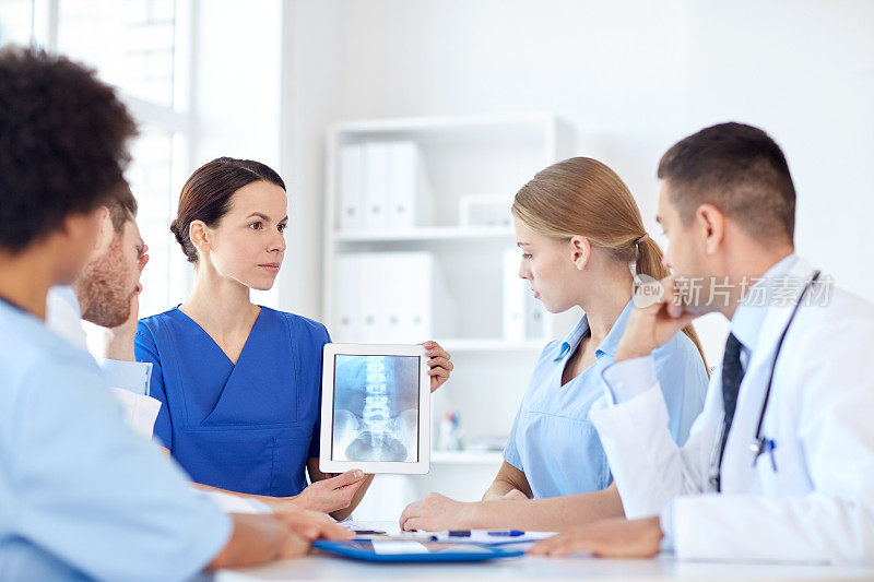 一群医生在诊所用平板电脑拍x光片