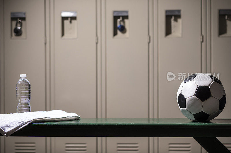 学校体育馆更衣室的足球运动器材。