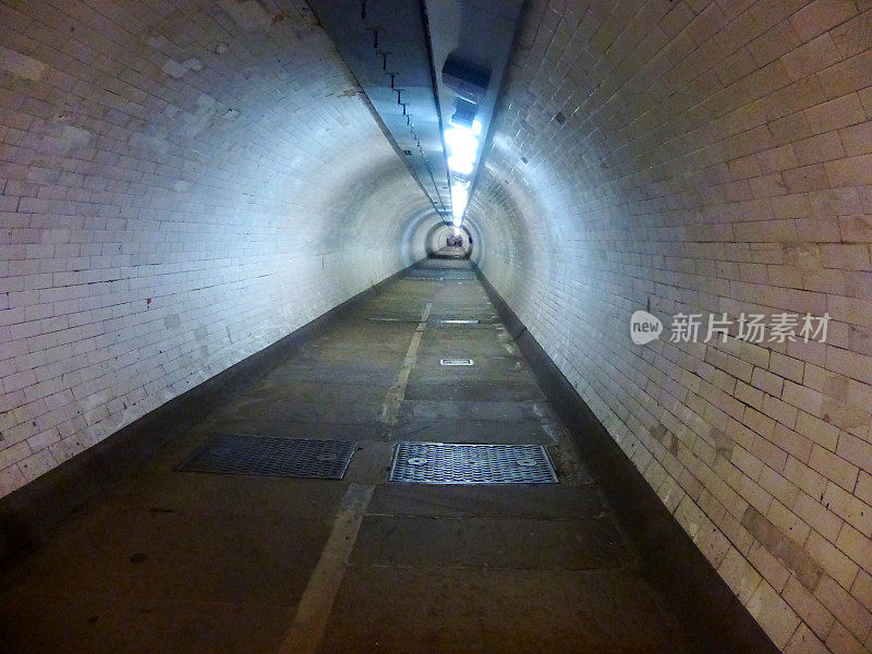 英国伦敦格林威治河下的行人隧道