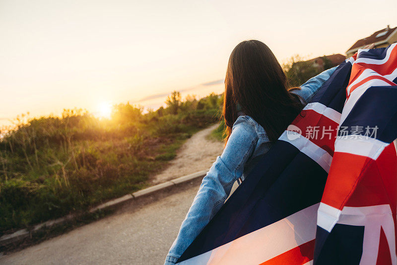 在户外挥舞英国国旗的妇女