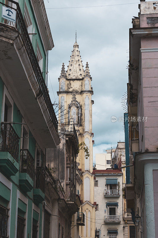 哈瓦那古巴教堂尖顶多彩的建筑