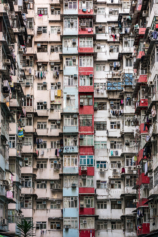 老旧的社区，密集的住宅建筑和观赏多彩的公寓大楼在香港城市