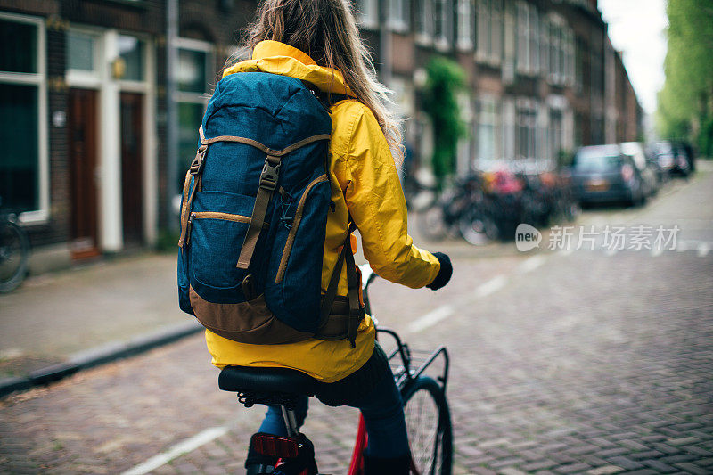 荷兰妇女在阿姆斯特丹骑自行车