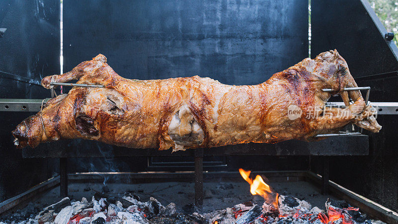 把整只羔羊肉放在烤肉叉上慢慢烤