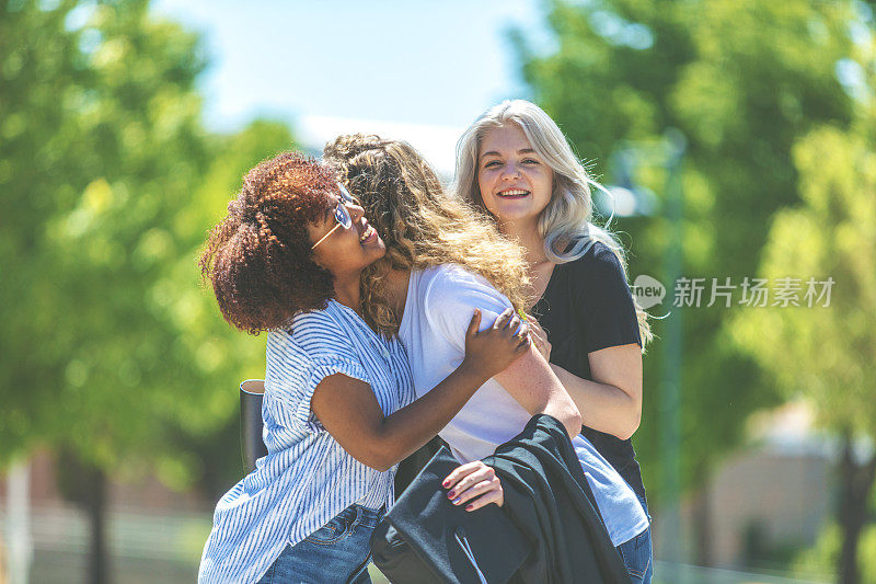 女大学毕业生和朋友们对未来感到兴奋