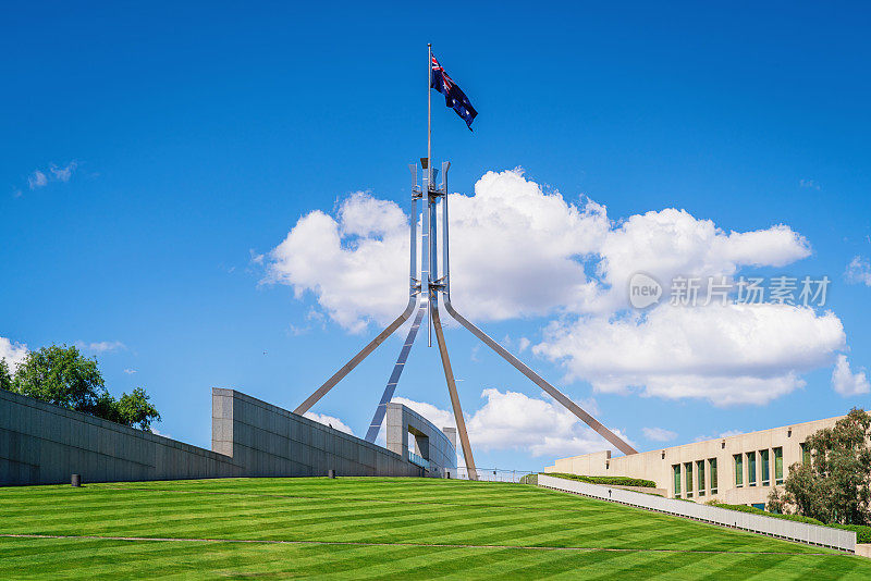带有澳大利亚国旗的澳大利亚议会尖顶堪培拉国会山