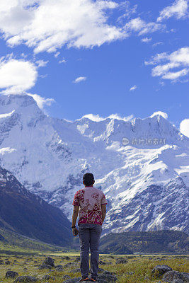 新西兰库克山:在库克山徒步旅行的旅行者