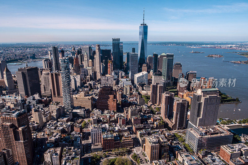 从直升机上拍摄的纽约曼哈顿的天际线，可以看到世贸中心一号大楼