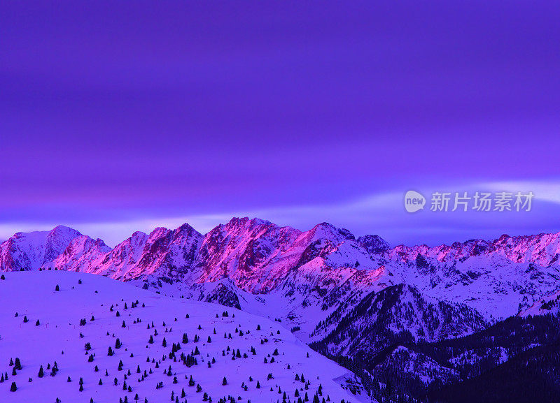 日落山景与Alpenglow