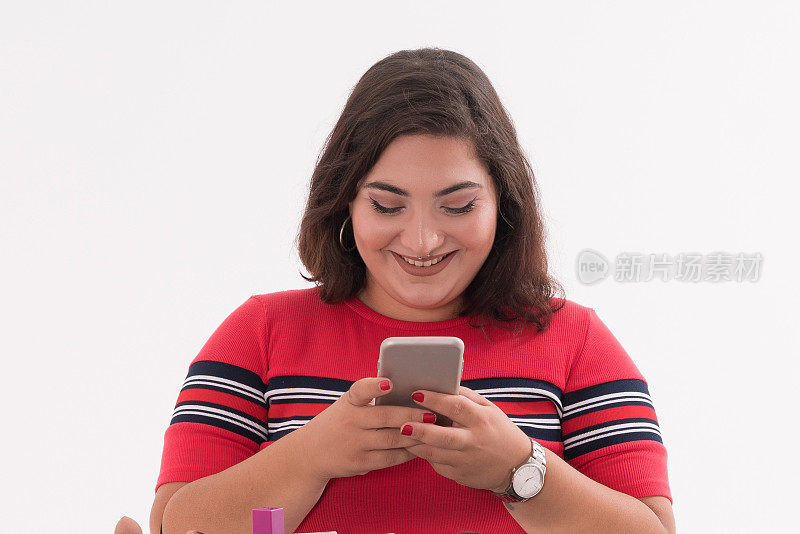 快乐的胖女人在用手机聊天