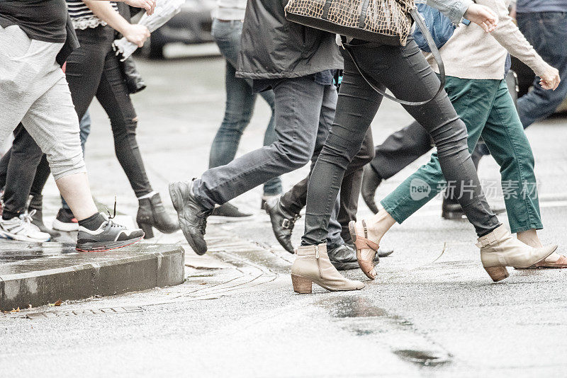 人们在雨中过马路