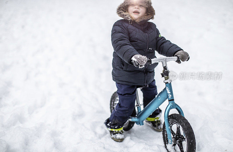 蹒跚学步的男孩有一个冬季有趣的库存照片