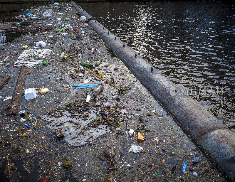 环境问题:水中的塑料，被障碍物挡住