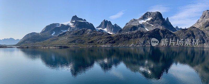 格陵兰岛西部克里斯蒂安王子湾的山脉全景