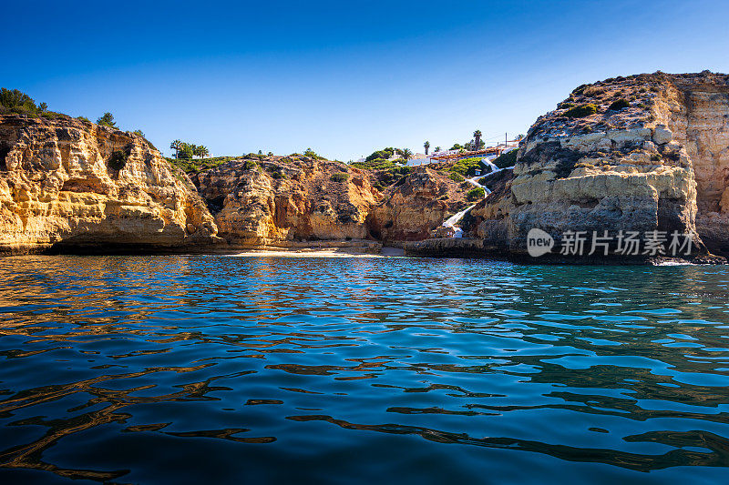 天堂海滩周围的戏剧性的阿尔加维悬崖在葡萄牙