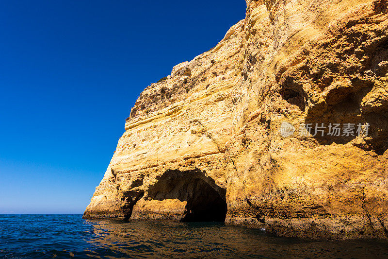 沿着葡萄牙阿尔加维海岸的戏剧性的悬崖和海洞