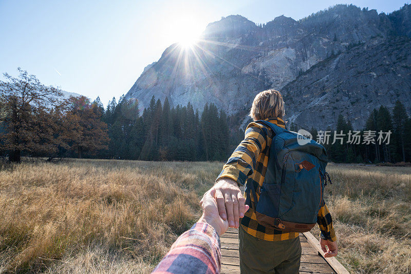 跟随我的概念，年轻男子带领女友约塞米蒂山谷，美国日出