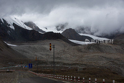 中国新疆维吾尔自治区的雪山