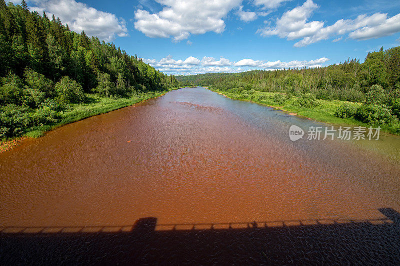 俄罗斯乌拉尔河畔的维尔瓦河。