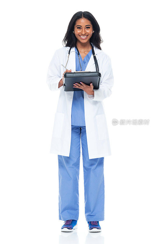 拉丁美洲和西班牙裔的年轻女医生穿着实验服拿着写字板站着