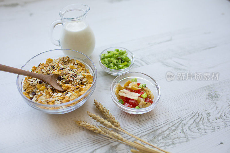 格兰诺拉麦片早餐配干果