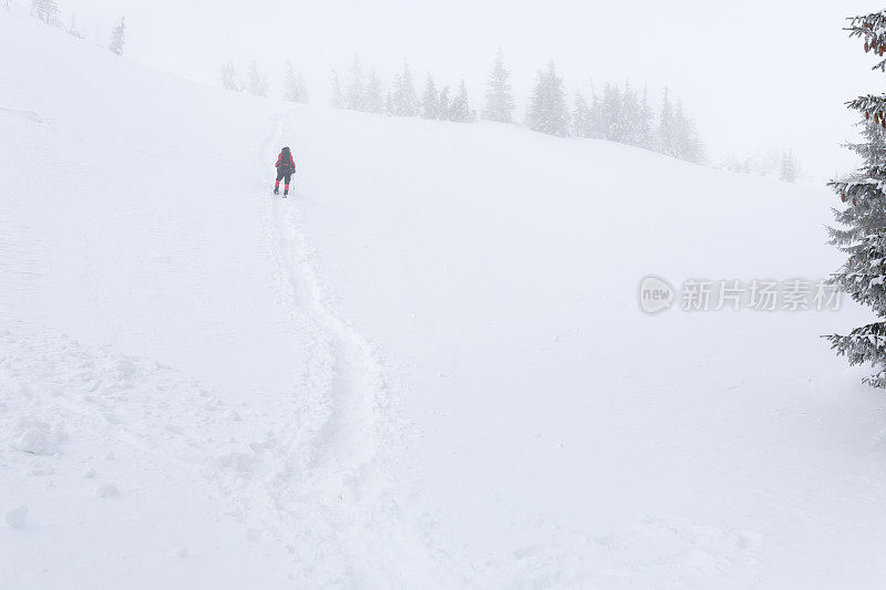 冬季在雪山中徒步旅行