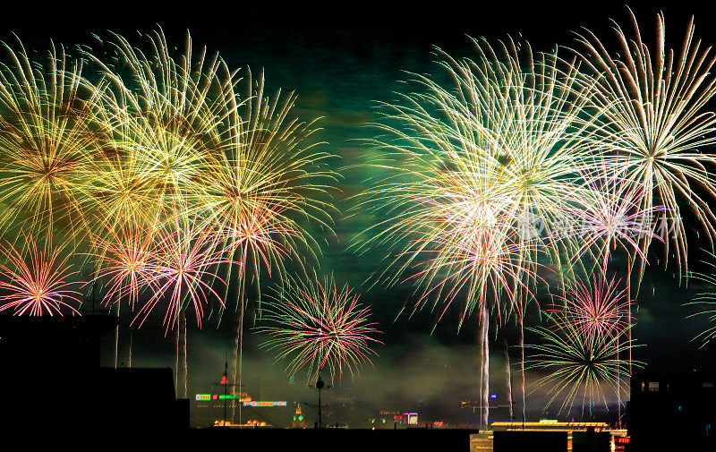 夜空焰火表演，庆祝新年的到来