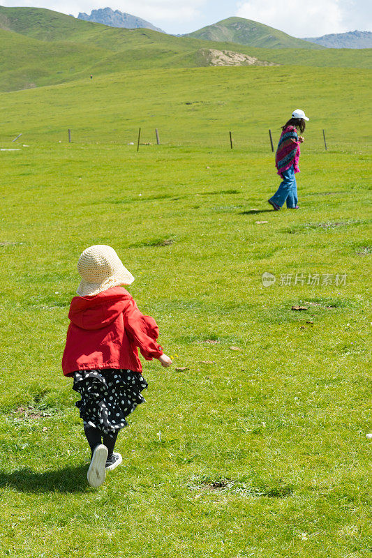 一个小女孩在追她的妹妹