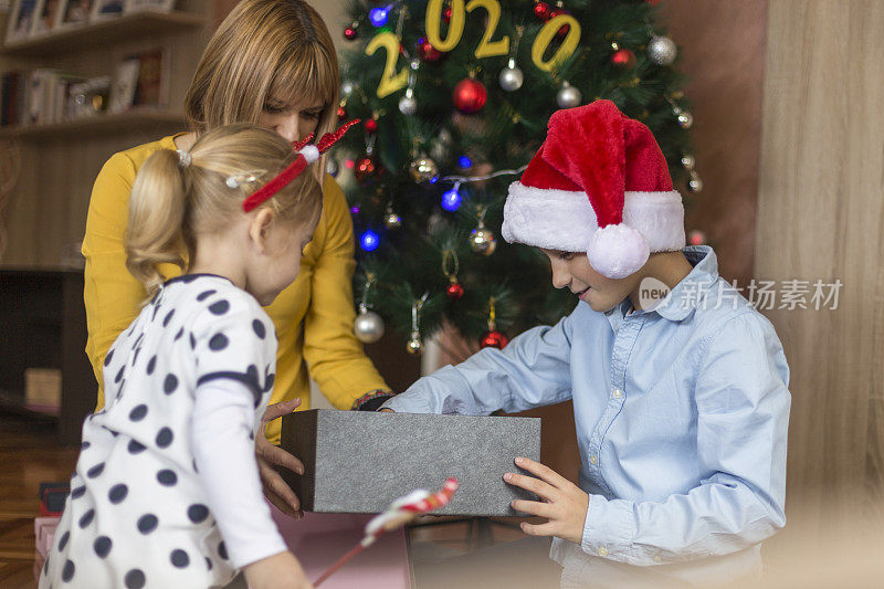 孩子们看圣诞礼品盒