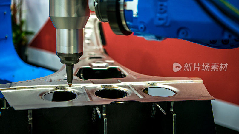 机器人手臂在汽车制造厂工作。