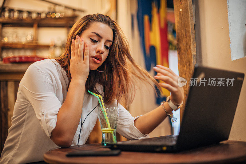 一个年轻漂亮的女人在用笔记本电脑