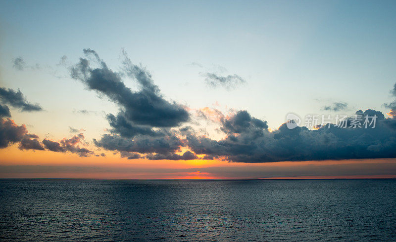 海上戏剧性的多云天空-加勒比海小岛上五颜六色的天空