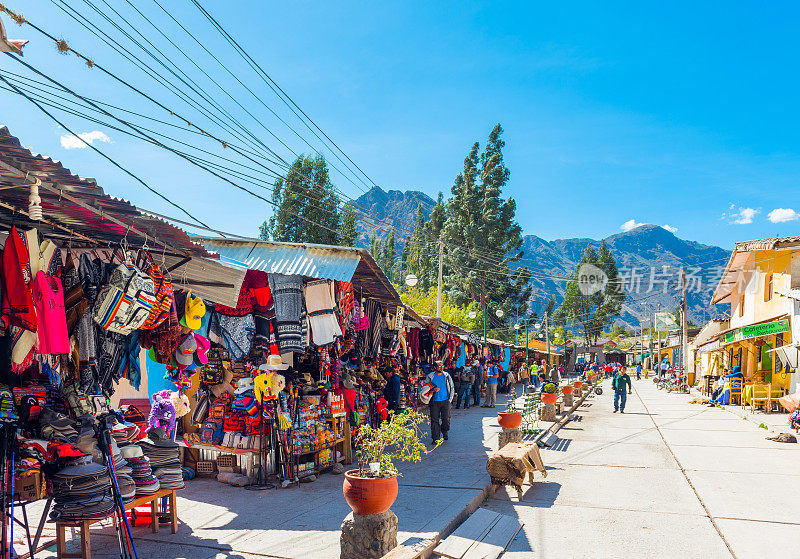 秘鲁奥兰塔坦博市，城市街道上的当地市场。