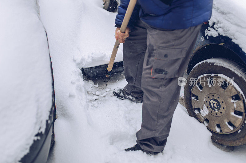 成熟男人清扫雪