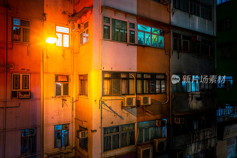 明亮的霓虹灯标志，五颜六色拥挤的城市景观旺角，九龙，中国香港