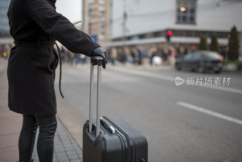 漂亮的肤色女人使用手机应用程序得到一个出租车