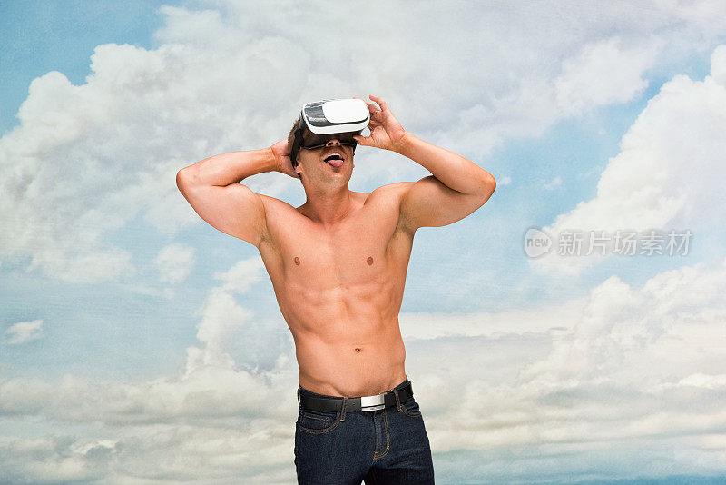 白人年轻男性站着，使用虚拟现实