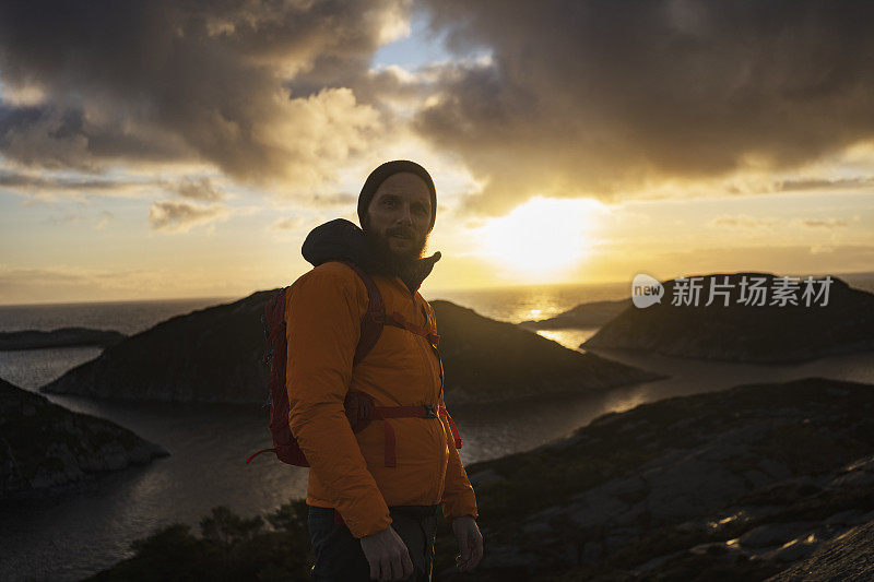 户外探险:在挪威徒步旅行，在峡湾边的山上