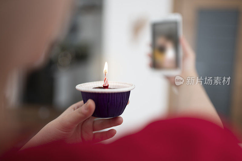 年轻女子在电话会议上庆祝生日